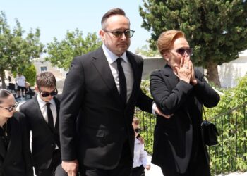 Κηδεία Βασίλη Λεβέντη: Συγκλονισμένοι η σύζυγος και ο γιος του Μάριος Γεωργιάδης στο τελευταίο αντίο στον πρόεδρο της Ένωσης Κεντρώων