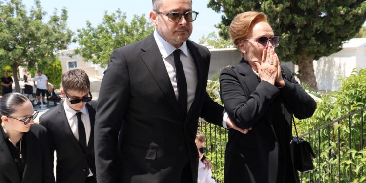 Κηδεία Βασίλη Λεβέντη: Συγκλονισμένοι η σύζυγος και ο γιος του Μάριος Γεωργιάδης στο τελευταίο αντίο στον πρόεδρο της Ένωσης Κεντρώων
