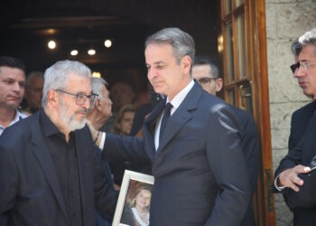 Βάγια Νέστορα: Σε κλίμα συγκίνησης η κηδεία της – Με αμαξίδιο στην εκκλησία η κόρη της Αφροδίτη