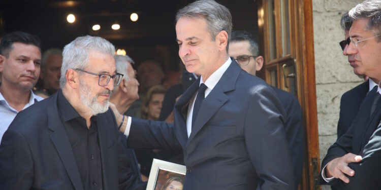 Βάγια Νέστορα: Σε κλίμα συγκίνησης η κηδεία της – Με αμαξίδιο στην εκκλησία η κόρη της Αφροδίτη