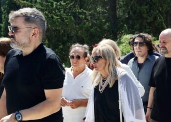 Το τελευταίο «αντίο» στην Τζένη Ζαχαροπούλου – Συγκίνηση στην κηδεία της αγαπημένης ηθοποιού
