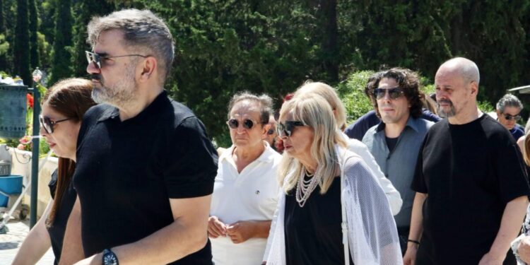 Το τελευταίο «αντίο» στην Τζένη Ζαχαροπούλου – Συγκίνηση στην κηδεία της αγαπημένης ηθοποιού