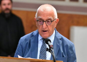 Κηδεία Μάρως Κοντού: Ο επικήδειος του Νικήτα Κακλαμάνη – Ταξιδιάρα, αιώνια έφηβη θα πρέπει να σου πω οριστικά καληνύχτα