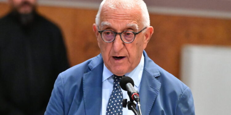 Κηδεία Μάρως Κοντού: Ο επικήδειος του Νικήτα Κακλαμάνη – Ταξιδιάρα, αιώνια έφηβη θα πρέπει να σου πω οριστικά καληνύχτα
