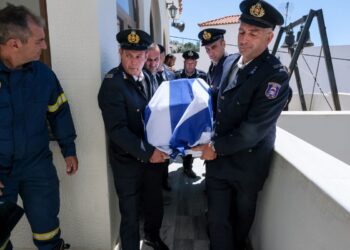 Ρέθυμνο: Σπαραγμός στην κηδεία του 25χρονου ήρωα πυροσβέστη που πέθανε στη φωτιά – Με λουλούδια στα χέρια τον αποχαιρέτησαν