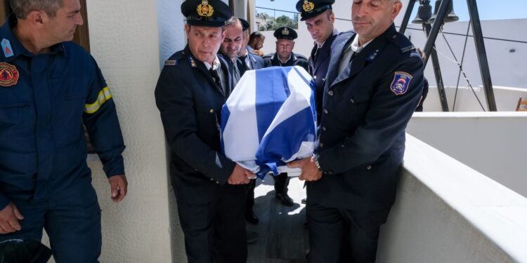 Ρέθυμνο: Σπαραγμός στην κηδεία του 25χρονου ήρωα πυροσβέστη που πέθανε στη φωτιά – Με λουλούδια στα χέρια τον αποχαιρέτησαν
