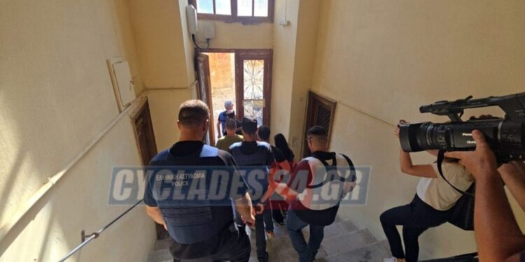 Σύρος: Δεν ασκήθηκαν διώξεις για τη δολοφονία της 41χρονης – Υπό φρούρηση παραμένει το σπίτι του ζευγαριού