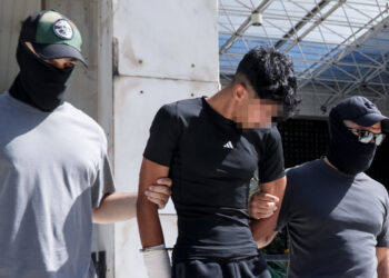 Δολοφονία Σταύρου Γεωργίου: Στη Ευελπίδων ο 28χρονος Αιγύπτιος – Με σκυμμένο το κεφάλι έφτασε στον ανακριτή