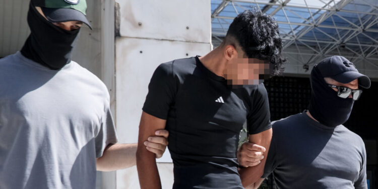 Δολοφονία Σταύρου Γεωργίου: Στη Ευελπίδων ο 28χρονος Αιγύπτιος – Με σκυμμένο το κεφάλι έφτασε στον ανακριτή