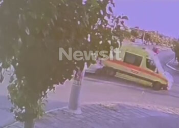 Τροχαίο στα Χανιά: Με κατάγματα σε πλευρά και πνευμοθώρακα ο διασώστης στο ασθενοφόρο που ντεράπαρε
