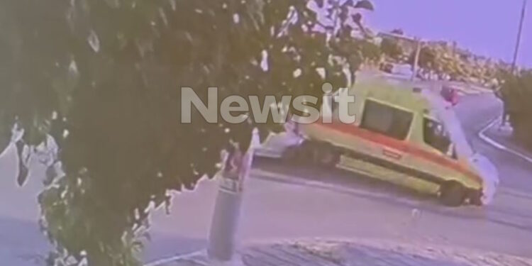 Τροχαίο στα Χανιά: Με κατάγματα σε πλευρά και πνευμοθώρακα ο διασώστης στο ασθενοφόρο που ντεράπαρε