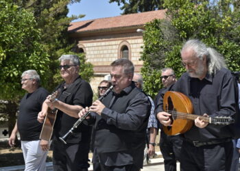 Κηδεία Λάκη Χαλκιά: Πλήθος κόσμου στο τελευταίο αντίο στο Α’ Νεκροταφείο Αθηνών – Υποβασταζόμενη η σύζυγός του Αλέκα