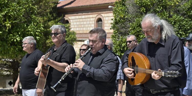 Κηδεία Λάκη Χαλκιά: Πλήθος κόσμου στο τελευταίο αντίο στο Α’ Νεκροταφείο Αθηνών – Υποβασταζόμενη η σύζυγός του Αλέκα
