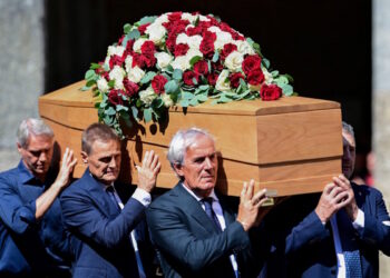 Φράνκο Μπαρέζι: Μίλαν και Ιταλία αποχαιρέτησαν τον αιώνιο αρχηγό – Φαν Μπάστεν και Κοστακούρτα κουβάλησαν το φέρετρο στην κηδεία