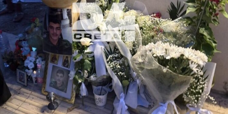 Ηράκλειο: Συγκίνηση στο τρισάγιο για τον 21χρονο που δολοφονήθηκε στην Αμμουδάρα – Θα γιόρταζε τα γενέθλιά του
