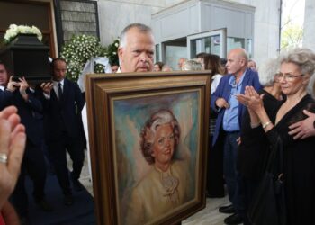 Κηδεία Μαργαρίτας Παπανδρέου: Με συγκίνηση το τελευταίο «αντίο» στην αείμνηστη ακτιβίστρια – «Μαμά, μας έμαθες να αγαπάμε και να αντέχουμε»