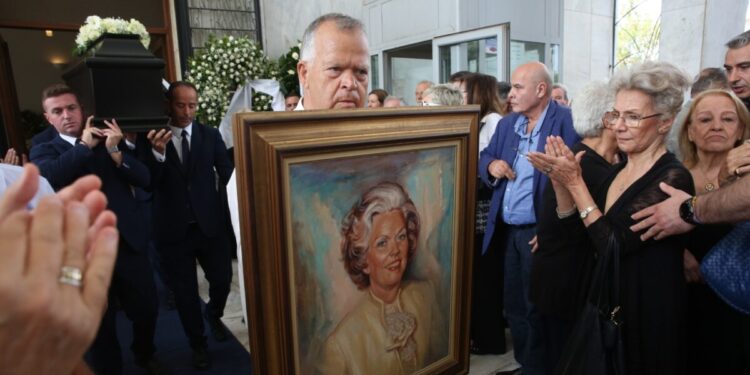 Κηδεία Μαργαρίτας Παπανδρέου: Με συγκίνηση το τελευταίο «αντίο» στην αείμνηστη ακτιβίστρια – «Μαμά, μας έμαθες να αγαπάμε και να αντέχουμε»