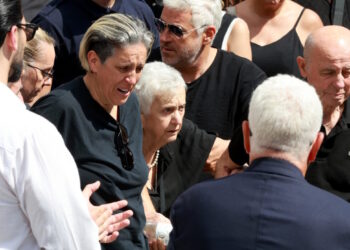 Γιώργος Μαζωνάκης: Σπαρακτικό αντίο από χιλιάδες κόσμου στον σπουδαίο καλλιτέχνη – Αυλαία για το παιδί από τη Νίκαια