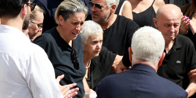 Γιώργος Μαζωνάκης: Σπαρακτικό αντίο από χιλιάδες κόσμου στον σπουδαίο καλλιτέχνη – Αυλαία για το παιδί από τη Νίκαια